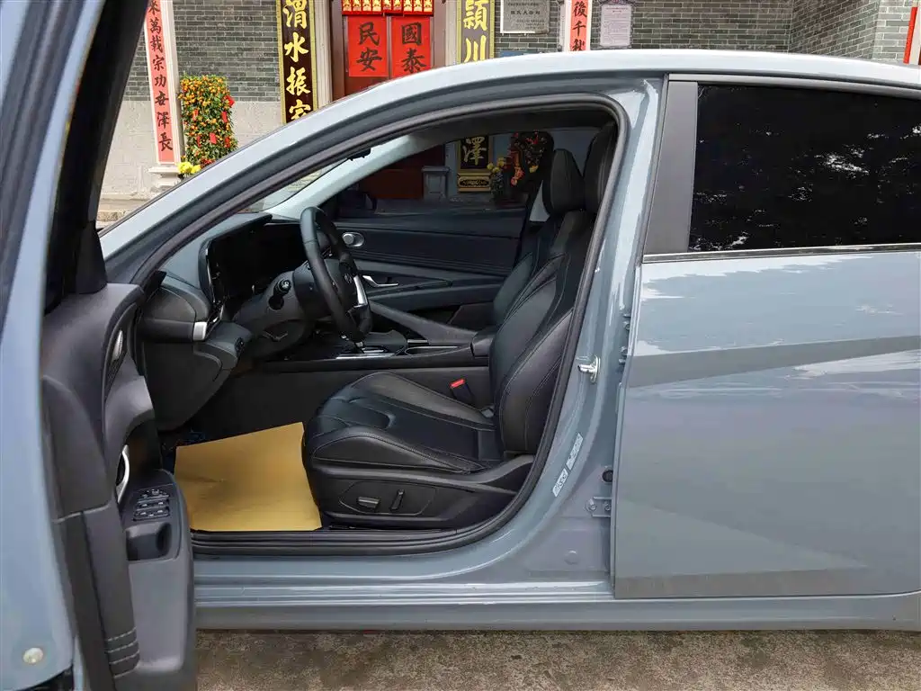 Hyundai Elantra 2021 1.5L CVT LUX Premium Edition фото 16