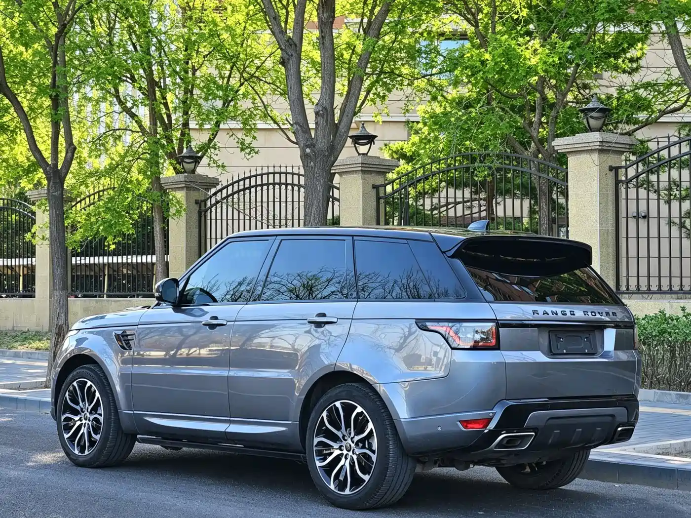 Land Rover Range Rover Sport 2021 3.0 L6 Gloss Black Edition фото 3