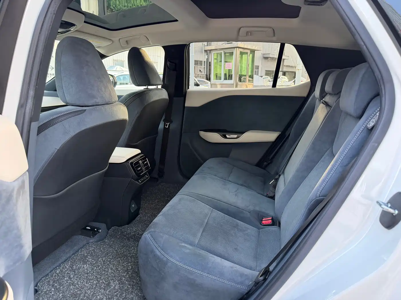 Lexus RZ 2023 450e 4WD Premium фото 5