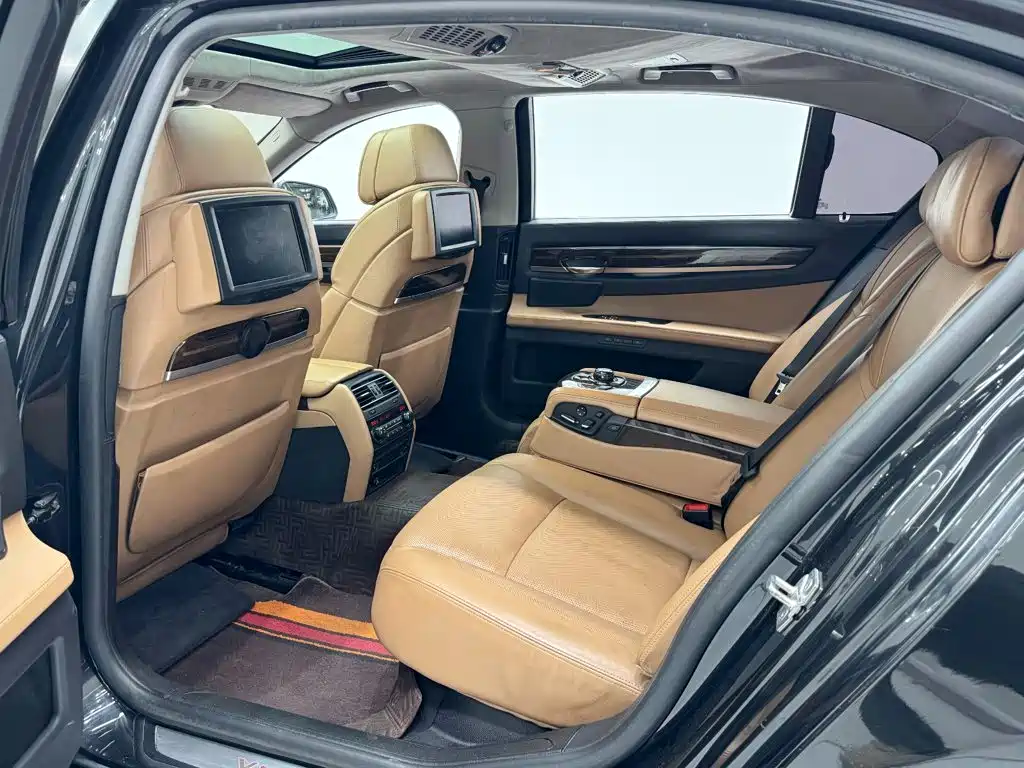 Фото 20 - BMW 7 Series