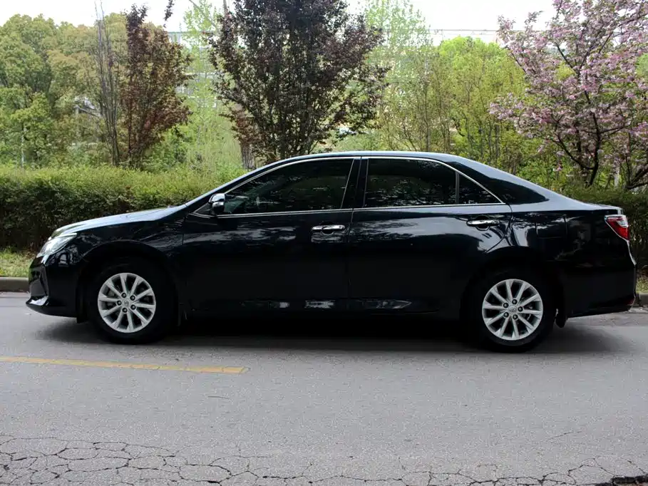 Toyota Camry 2016 2.0G 10th Anniversary Leading Edition фото 4