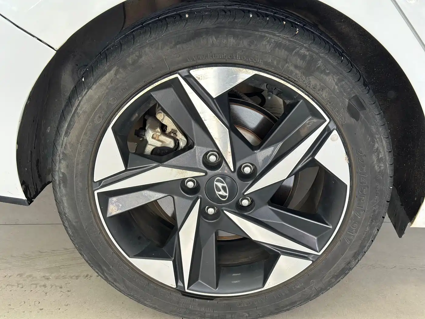 Hyundai Elantra 2021 1.5L CVT LUX Premium Edition фото 19