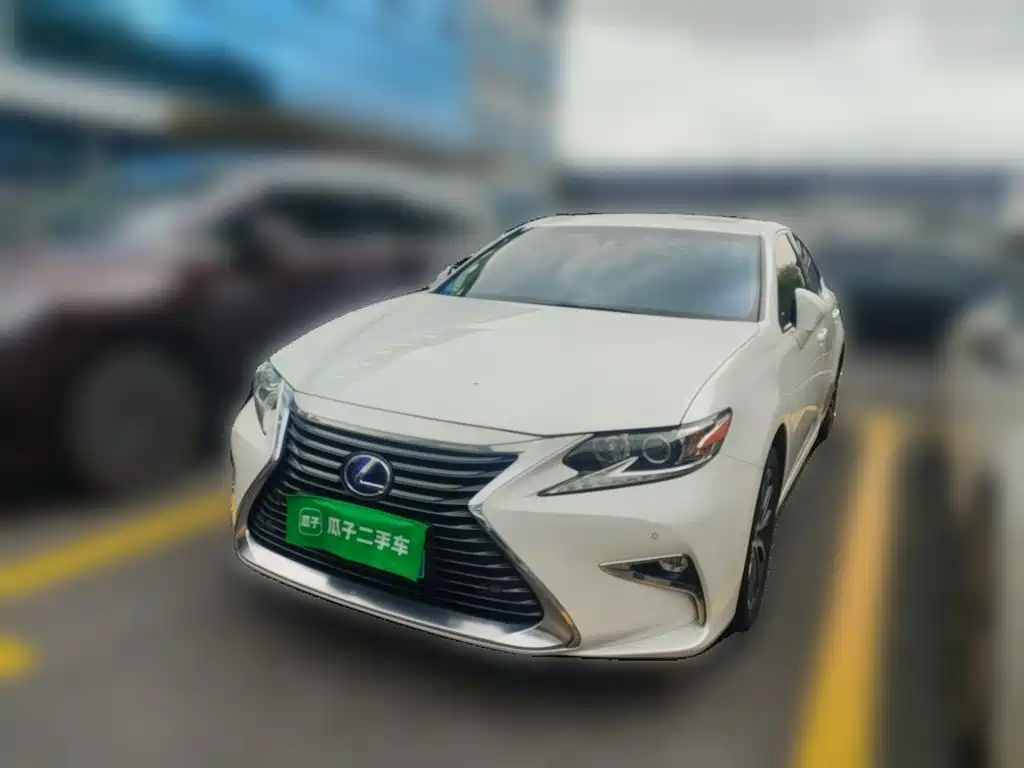 Фото 1 - Lexus ES