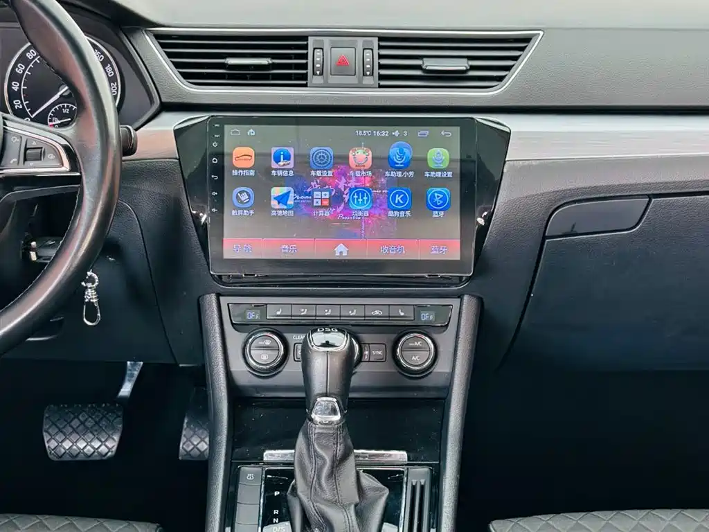 Škoda Superb 2016 TSI330 DSG Pioneer Edition фото 18