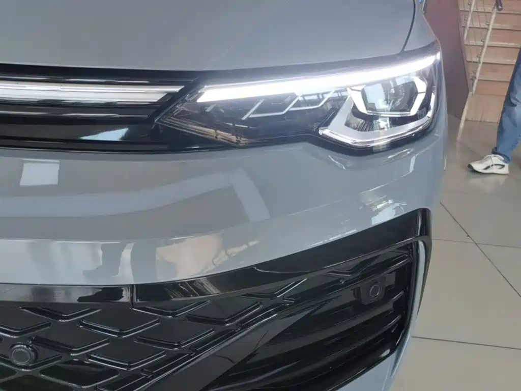Volkswagen Golf 2025 2025 Facelift 300TSI R-Line