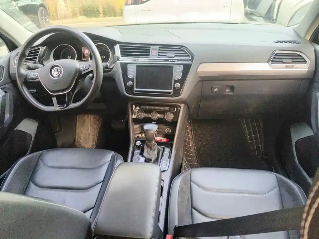 Photo 12 - Volkswagen Tiguan L