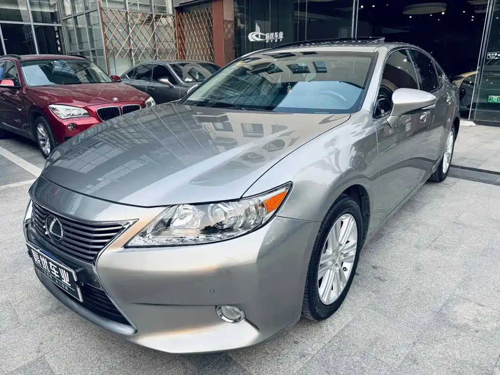 Фото 1 - Lexus ES