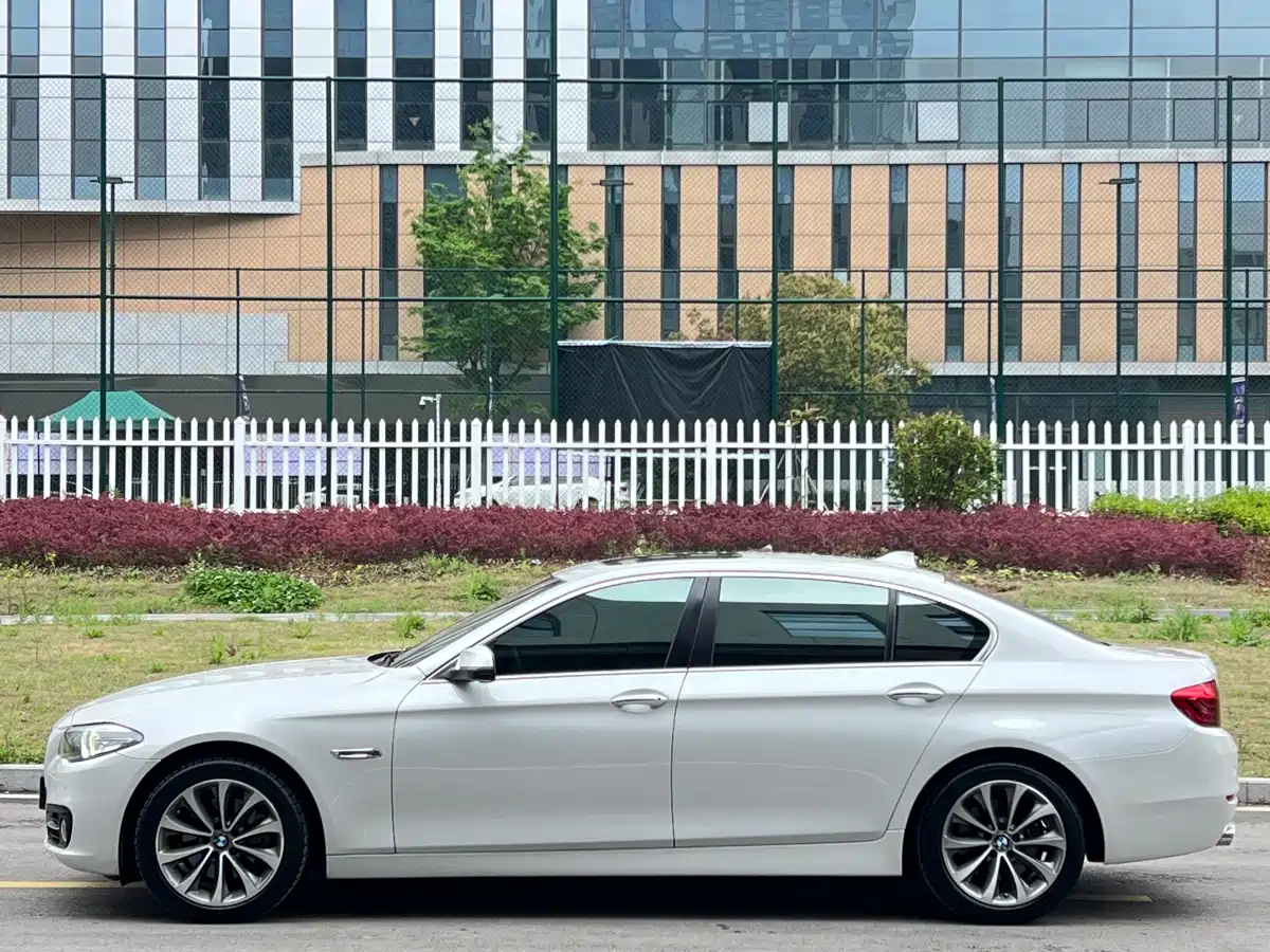 BMW 5 Series 2017 525Li Leading Edition фото 3