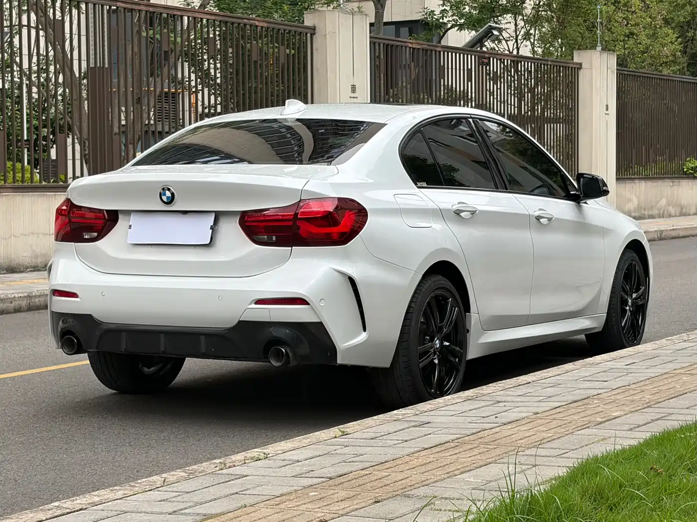 BMW 1 Series 2023 125i M Sport Shadow Edition фото 10