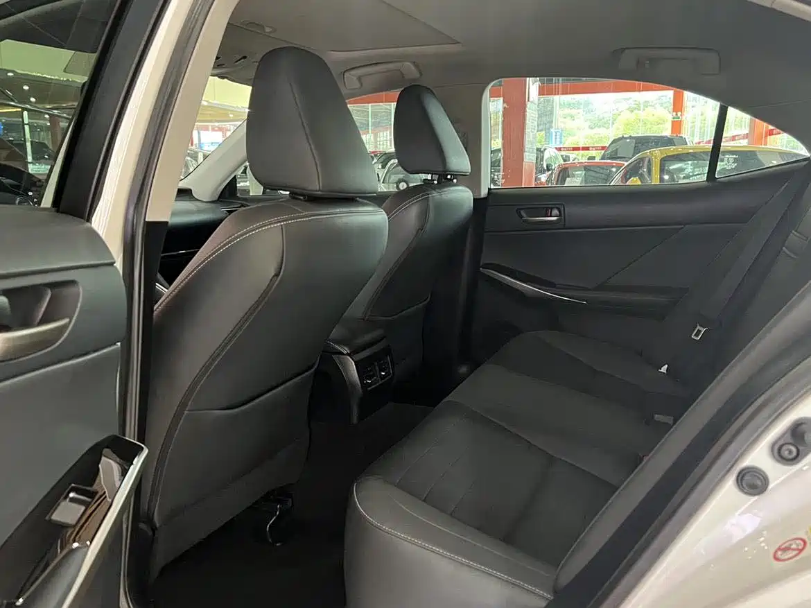Lexus IS 2018 2017 300 Leading Edition