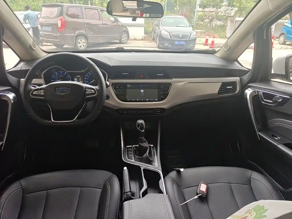 Фото 10 - Geely Vision X3