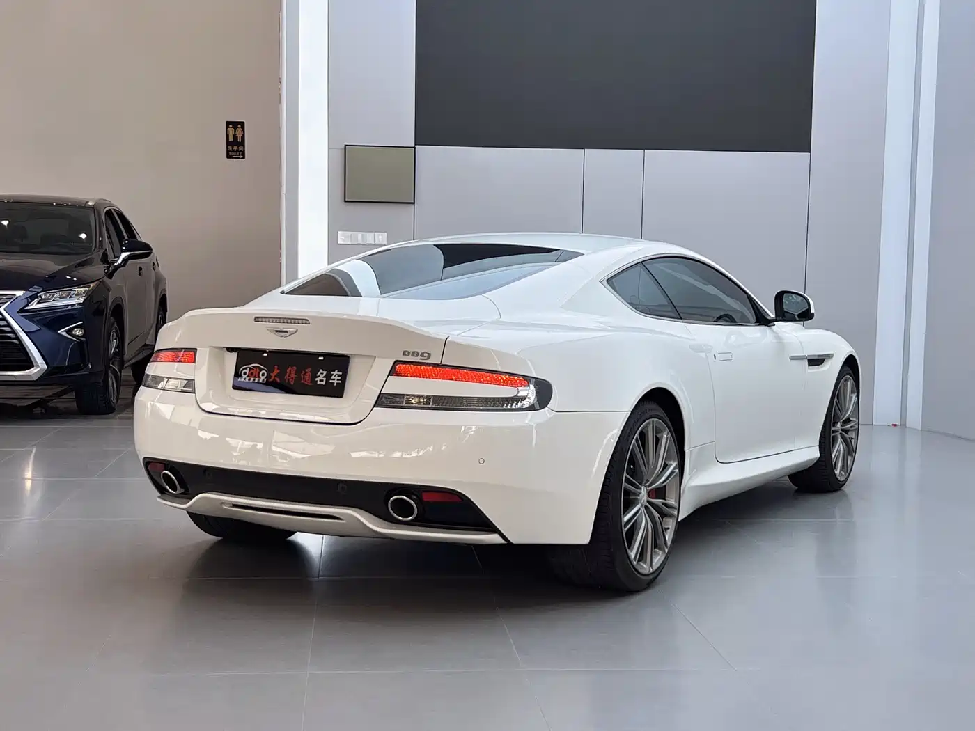 Aston Martin DB9 2013 6.0L Coupe фото 20
