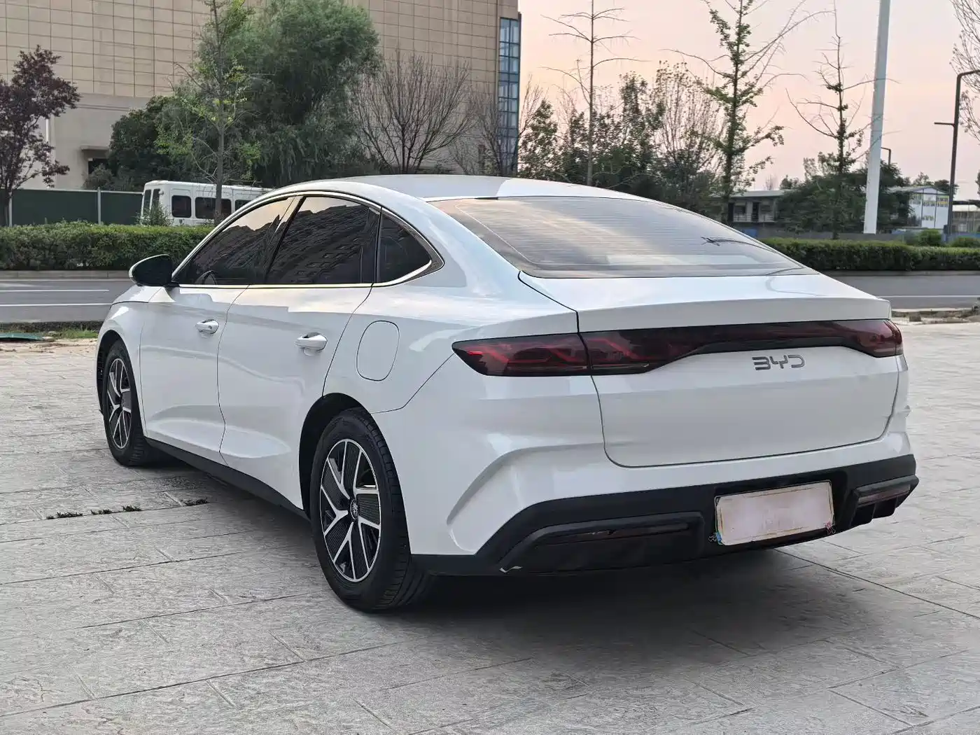 BYD Qin L 2024 DM-i 80KM Leading Edition фото 7
