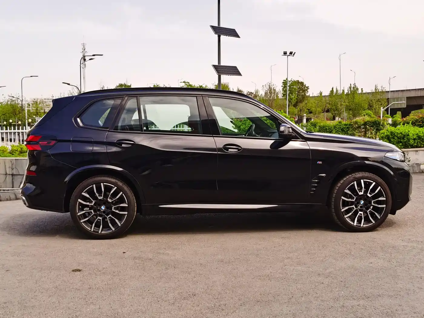 BMW X5 2025 Model xDrive 40Li M Sport Blackout Package фото 8