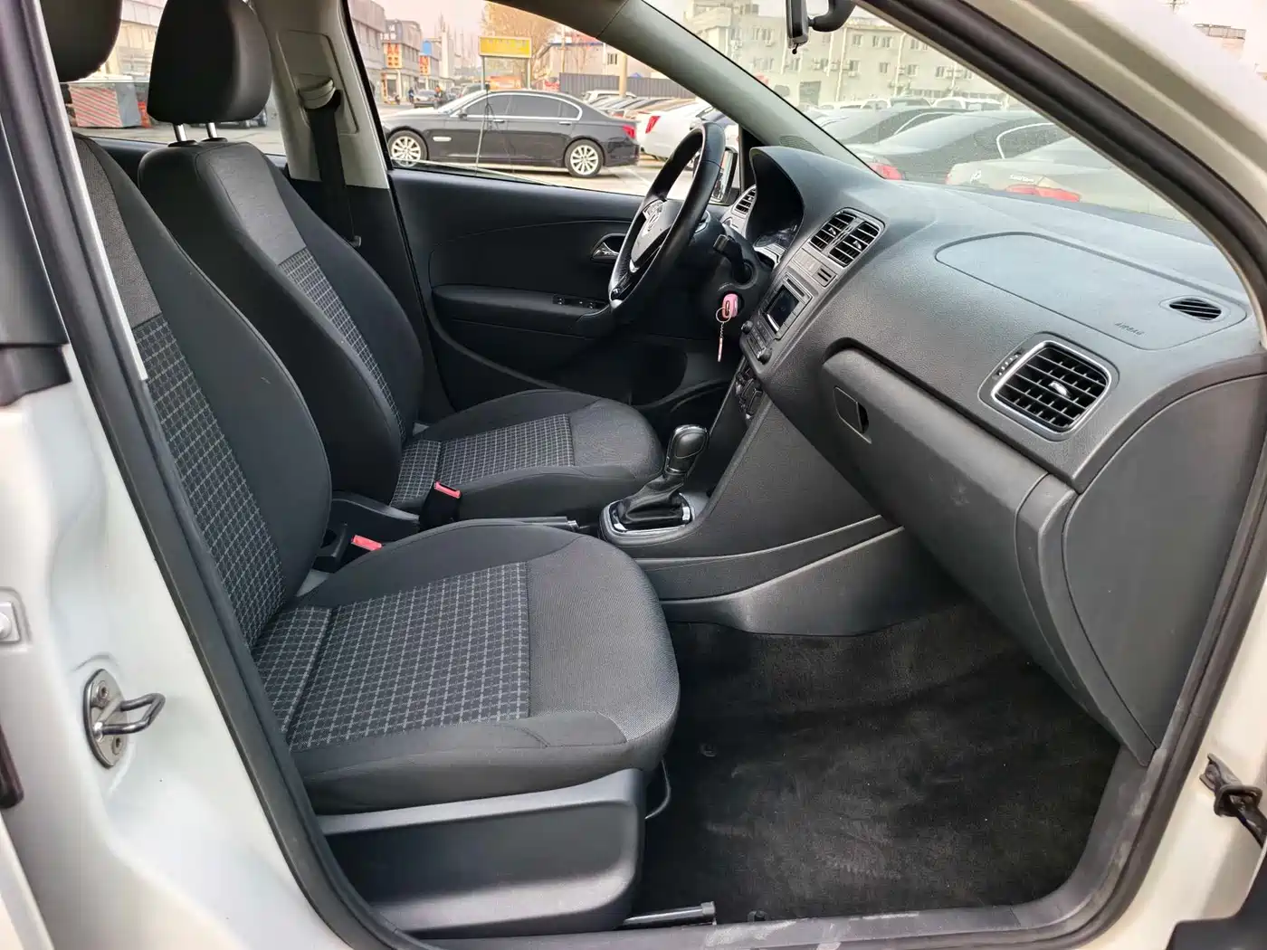 Volkswagen Polo 2016 1.6L Automatic Comfort фото 16