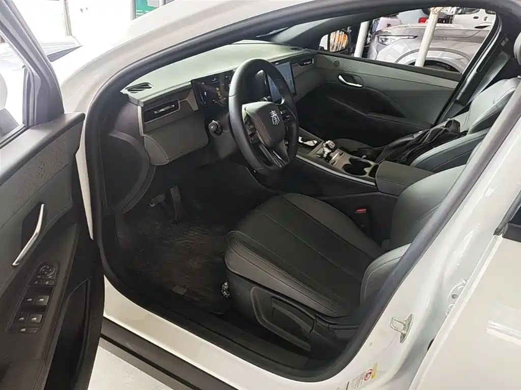 BYD Qin PLUS 2025 DM-i Smart Drive 55KM Leader фото 16