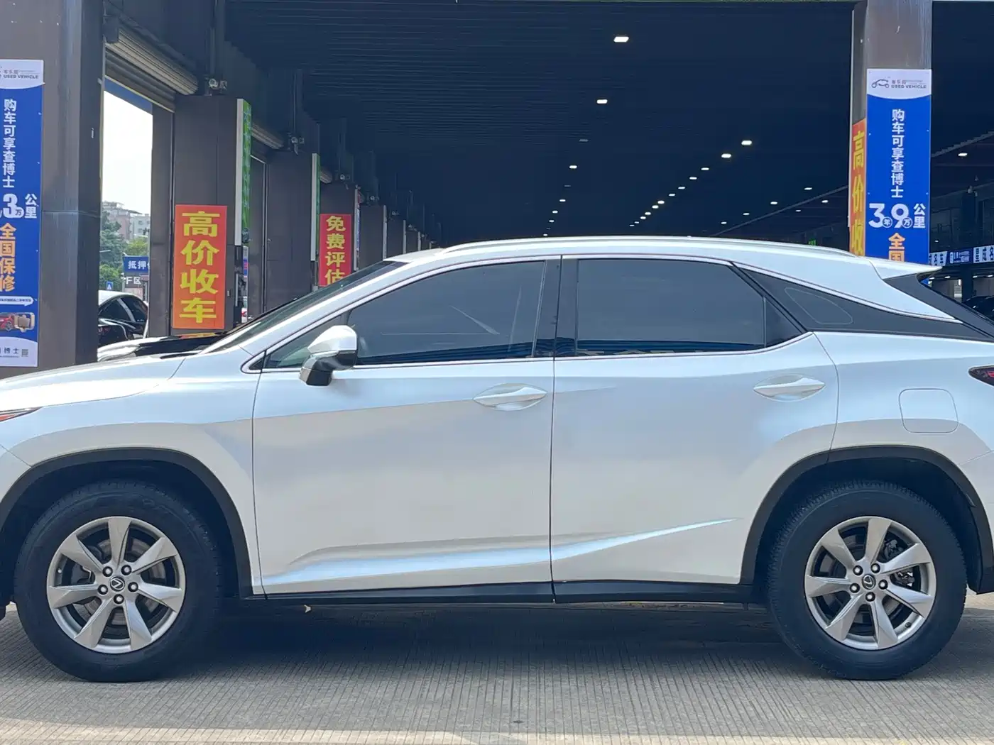 Photo 4 - Lexus RX