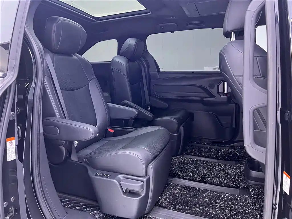Toyota Granvia 2022 Model Year 2.5L Hybrid Flagship Edition фото 19