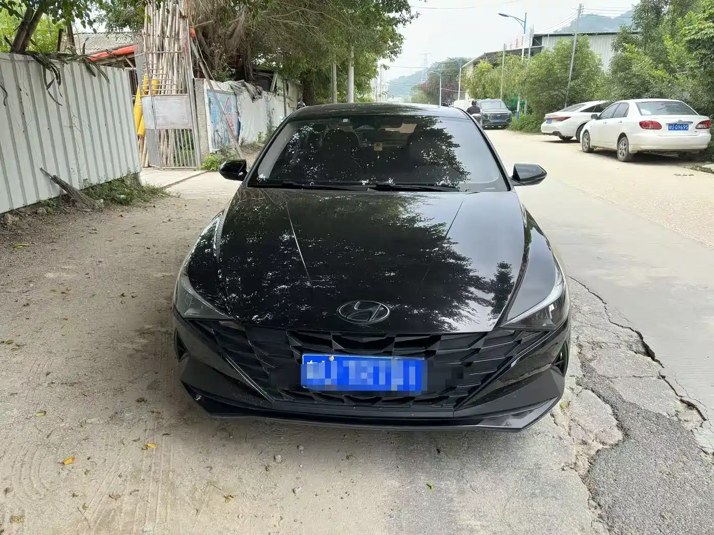 Hyundai Elantra 2022 1.5L CVT LUX Black Knight Limited Edition фото 4