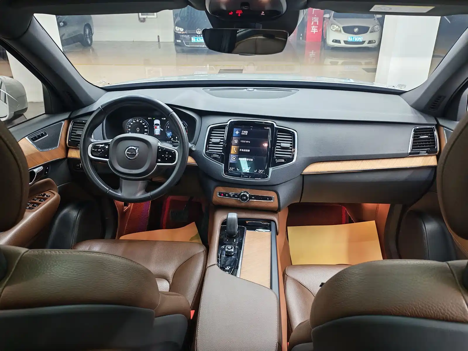 Фото 9 - Volvo XC90