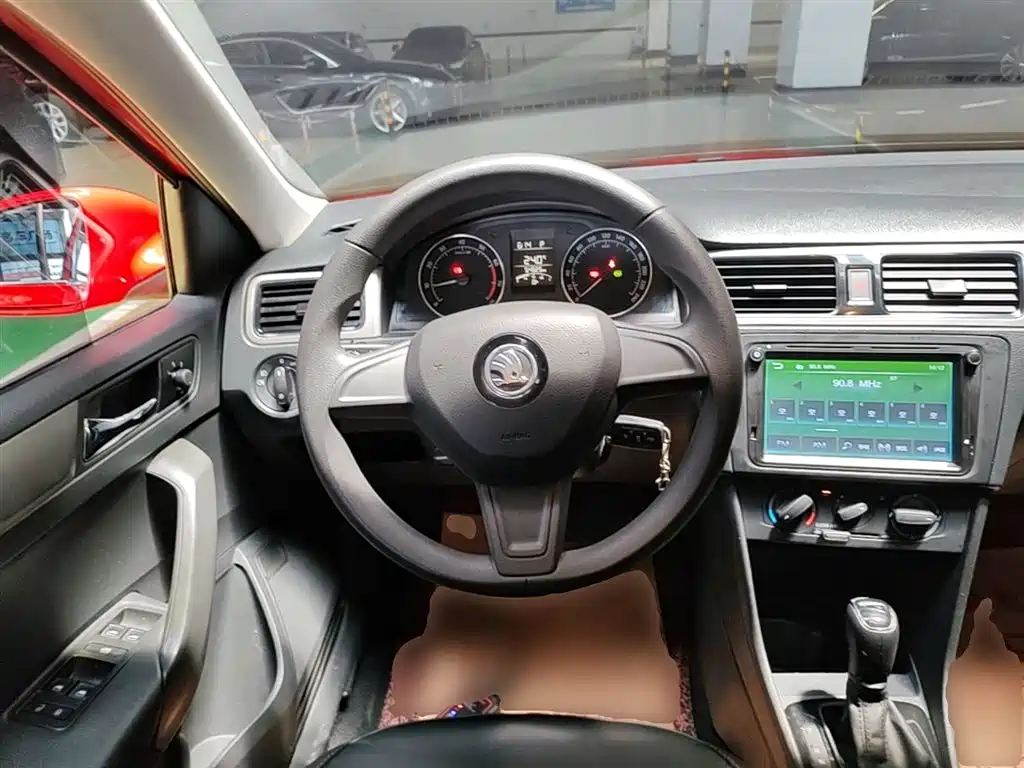 Škoda Skoda Rapid Spaceback 2016 Facelift 1.6L Automatic Innovation Edition фото 11