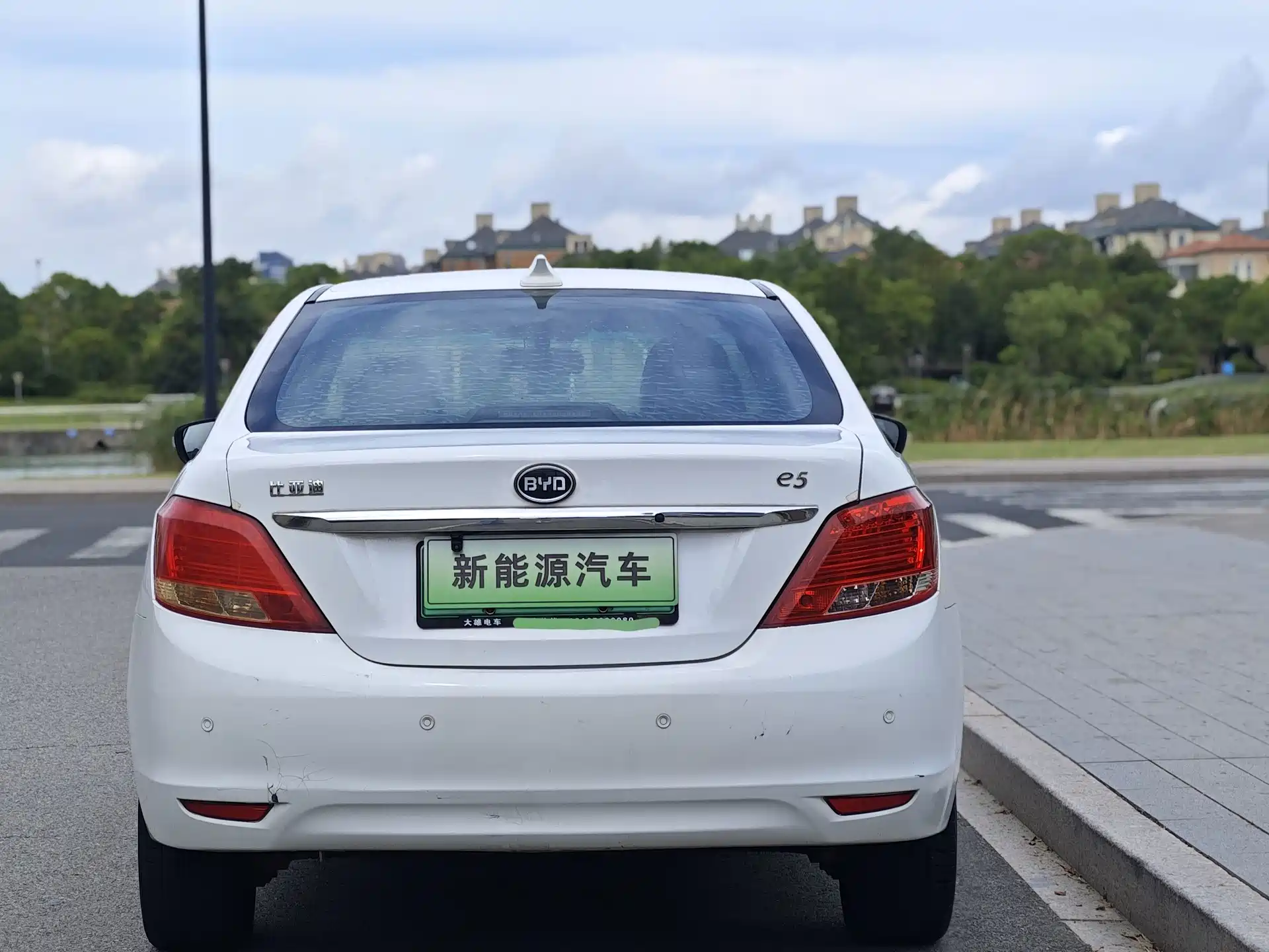 Фото 3 - BYD e5