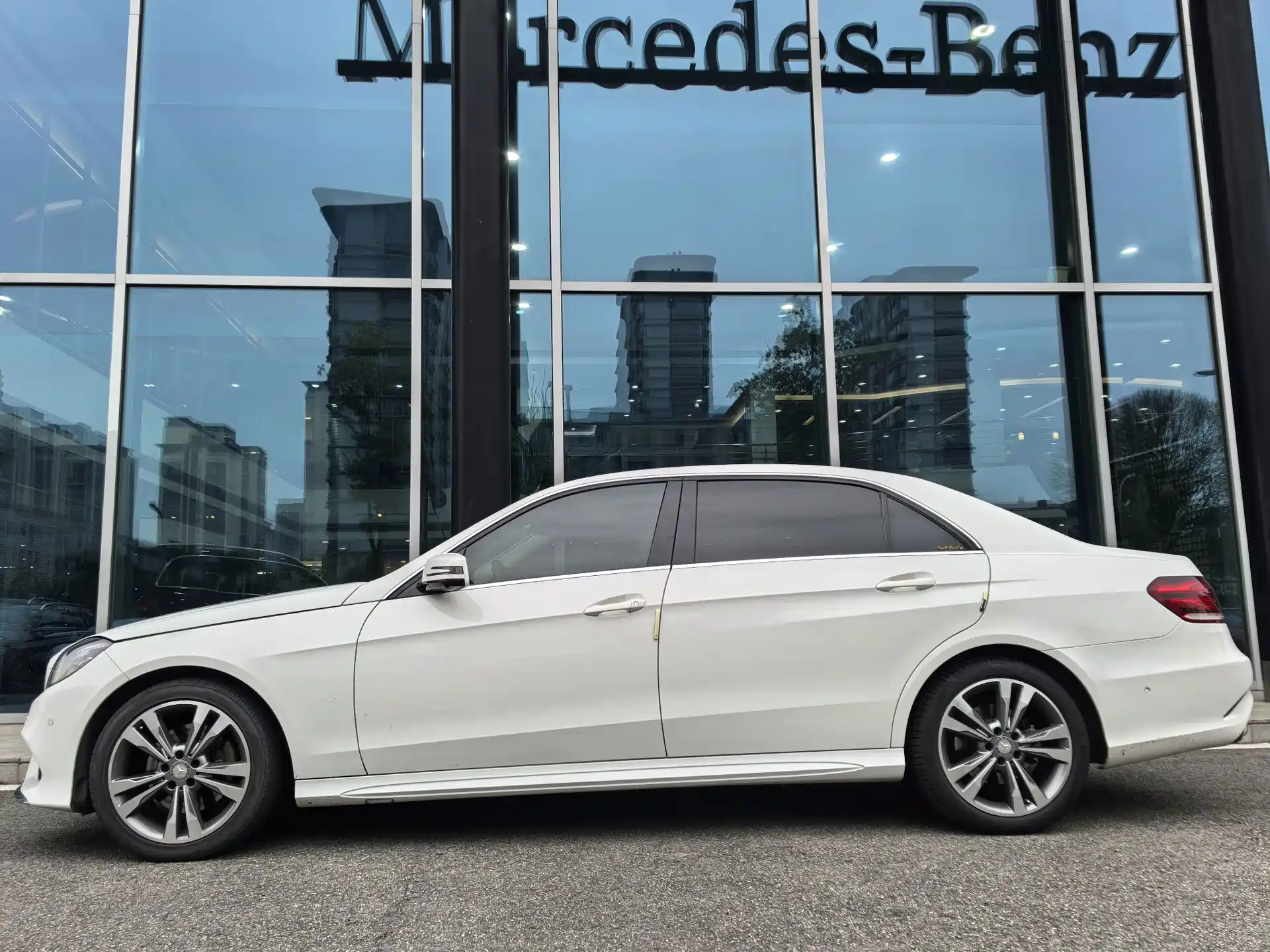Фото 4 - Mercedes-Benz E-Class