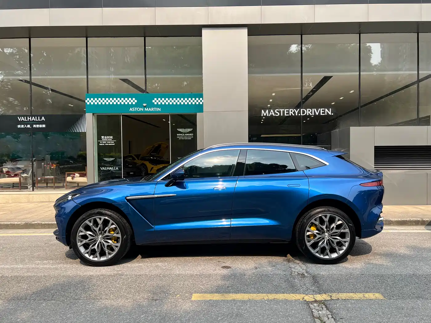 ASTON MARTIN DBX