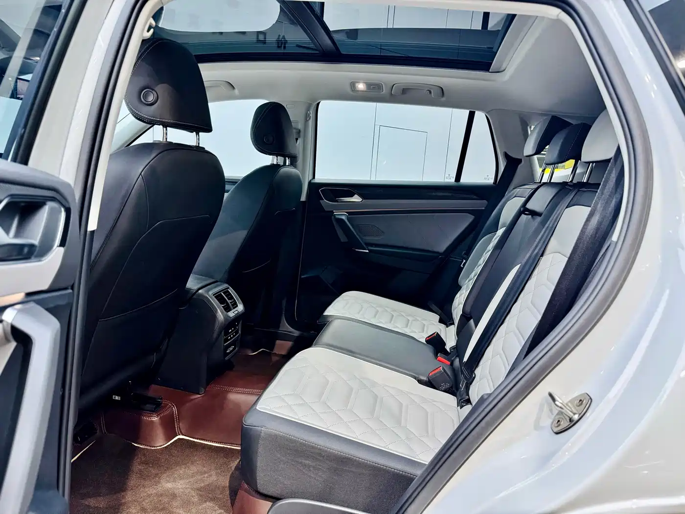 Volkswagen Tayron 2024 330TSI 2WD Luxury Plus Advanced фото 10