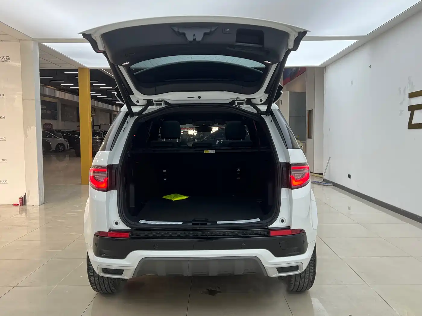 Land Rover Discovery Sport 2023 249PS R-Dynamic S Performance Version фото 18