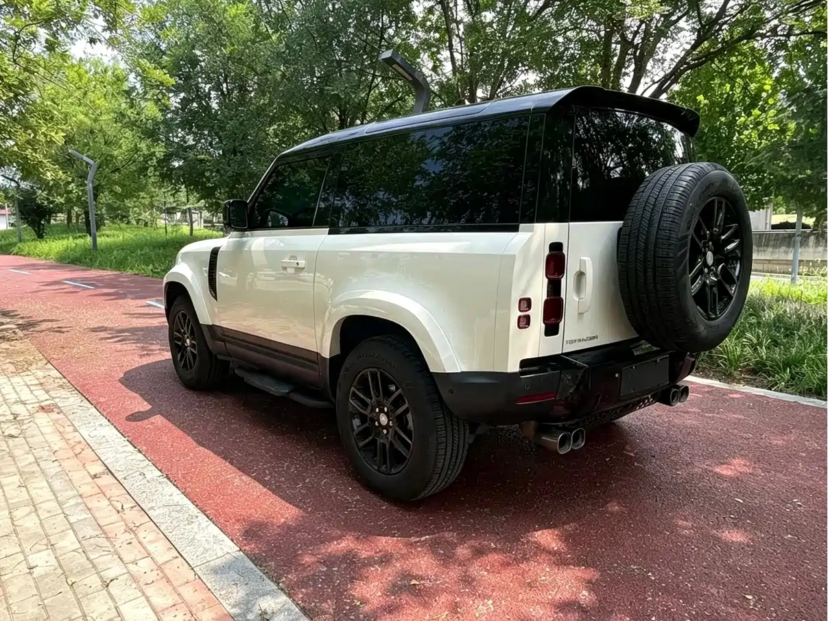 Photo 6 - Land Rover Defender