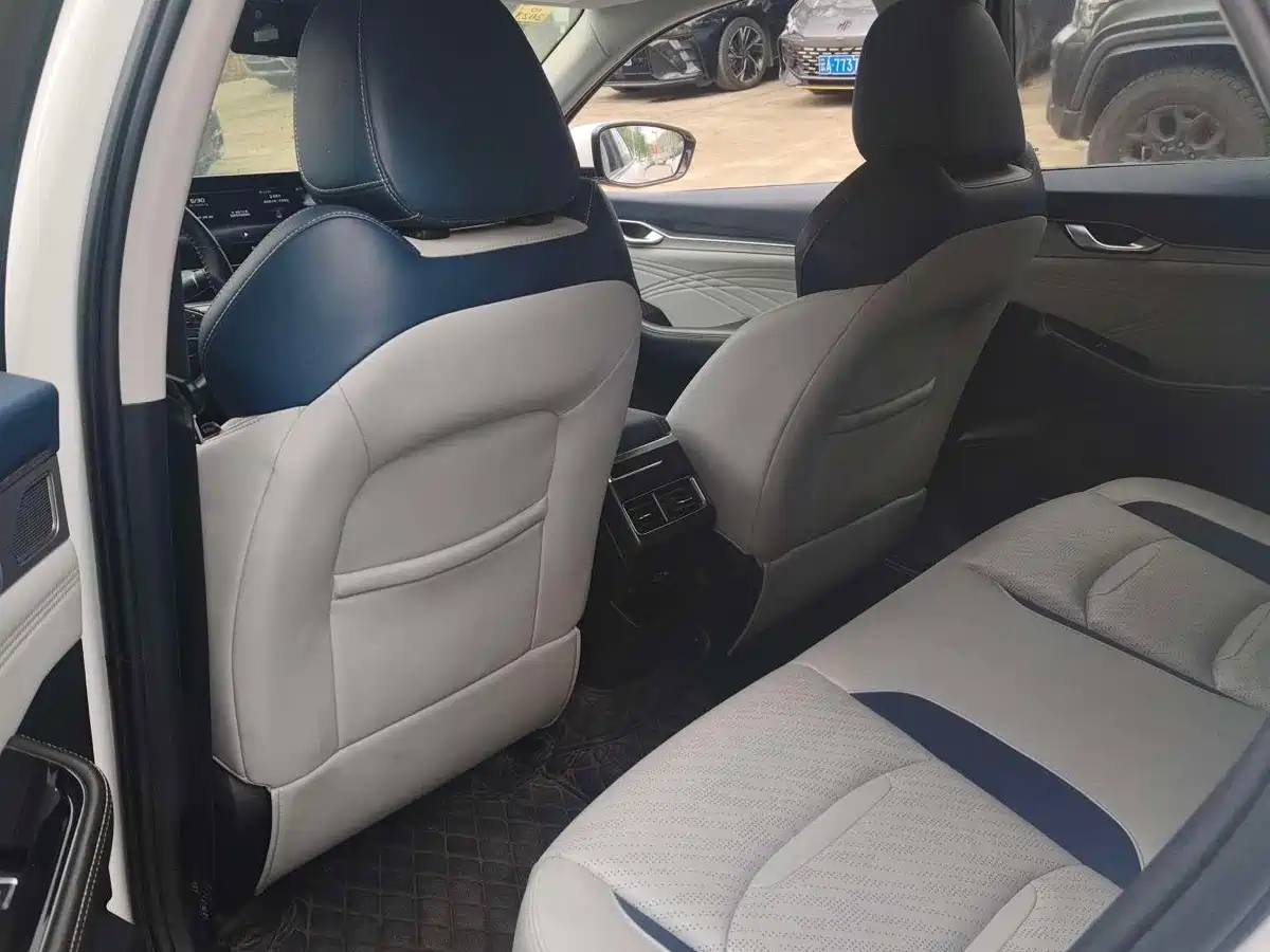 Фото 7 - Geely Preface