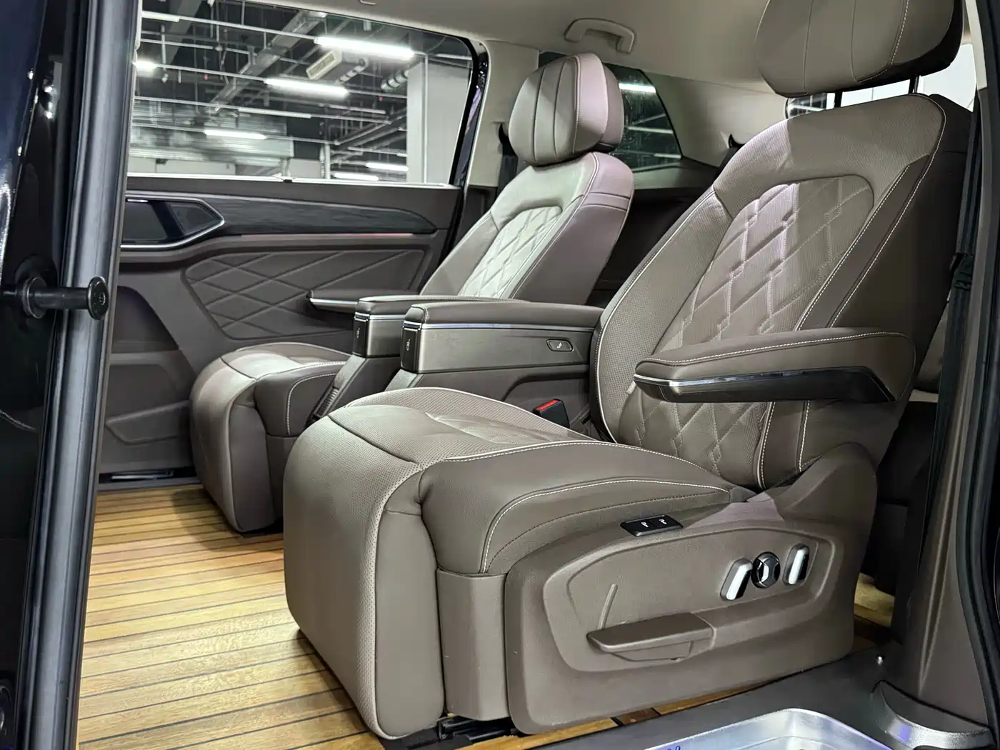 Volkswagen Viloran 2023 380TSI Premium Edition фото 15