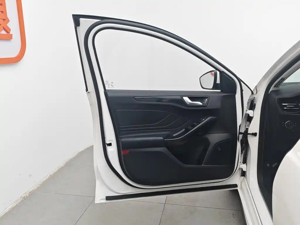 Фото 8 - Ford Focus