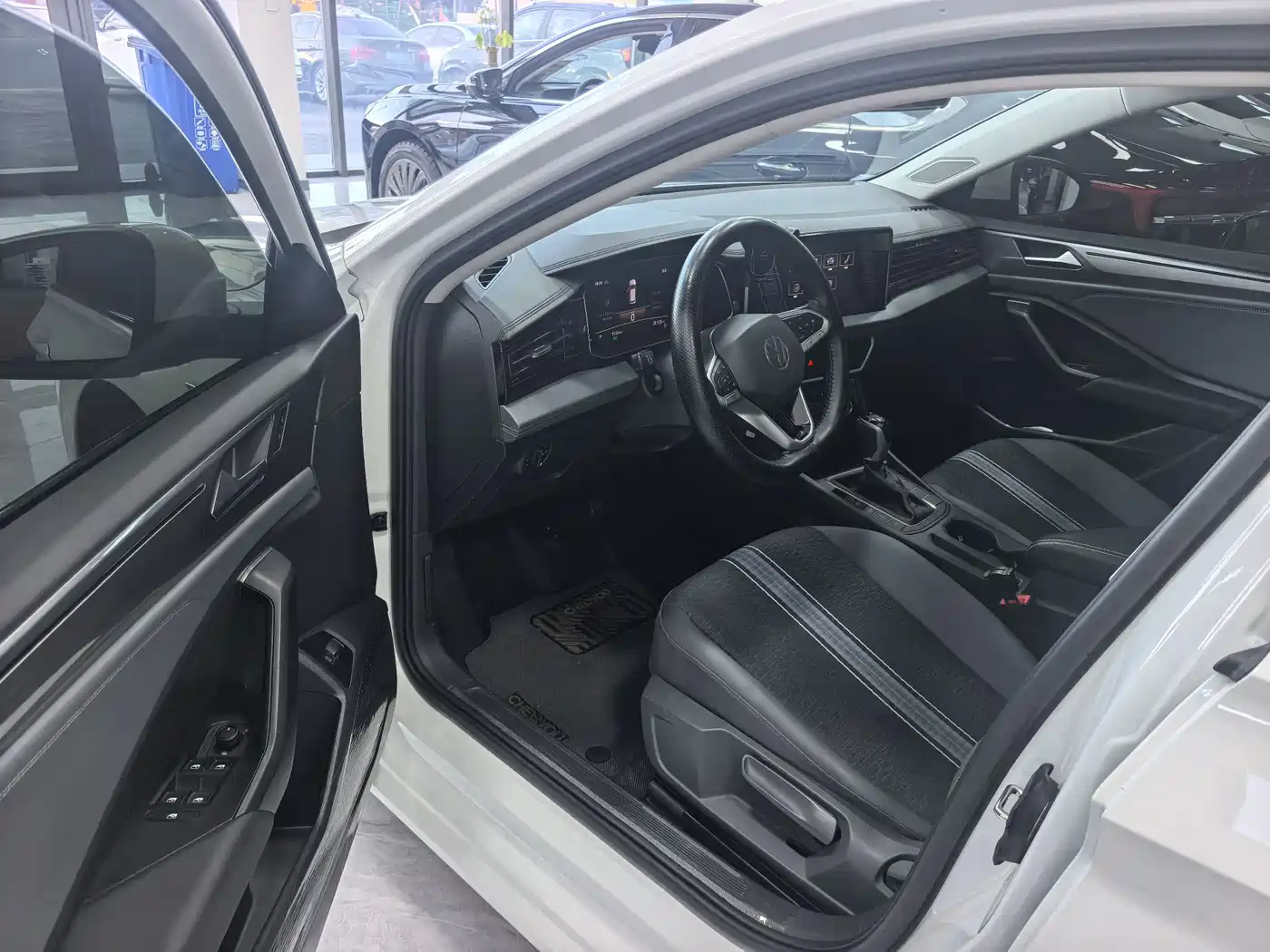 Volkswagen Sagitar 2025 300TSI DSG Flying Leap Edition фото 8
