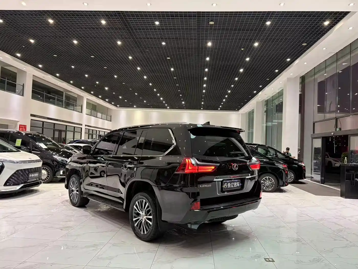 Фото 14 - Lexus LX