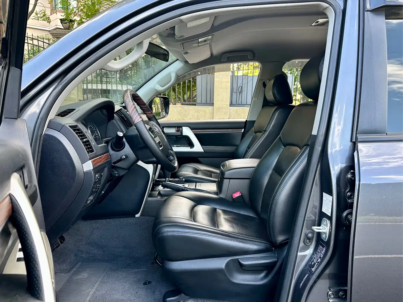 Toyota Land Cruiser (Import) 2015 4.0L V6 Middle East Low Configuration Edition фото 6