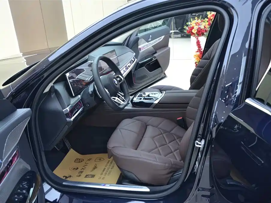 BMW 7 Series 2023 Model 740Li Leading M Sport Package фото 4