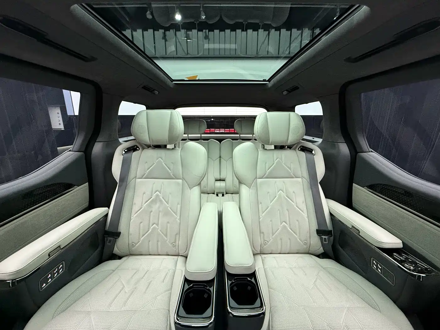 ZEEKR 009 2025 2024 6-seat Executive AWD 108kWh