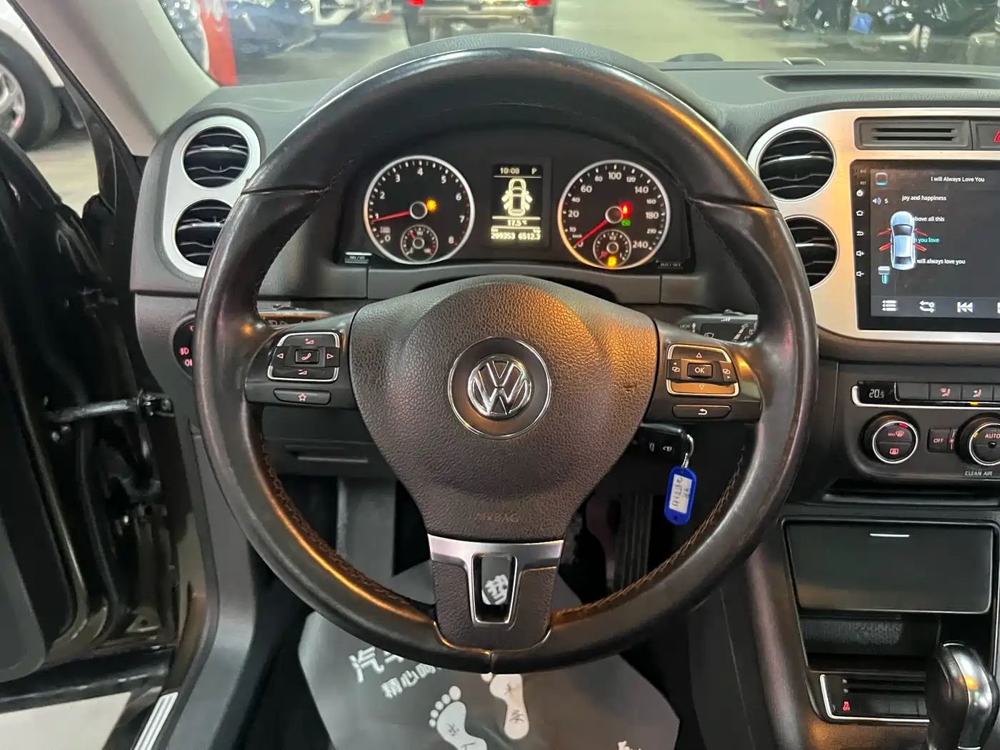 VOLKSWAGEN TIGUAN