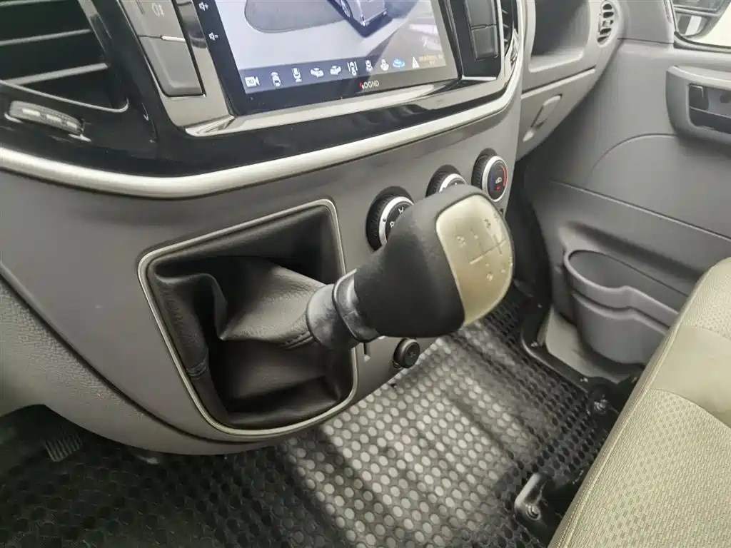SAIC Maxus Xintu V80 2023 2.0T Manual Classic City Delivery King Short Wheelbase Medium Roof 3 Seats фото 13