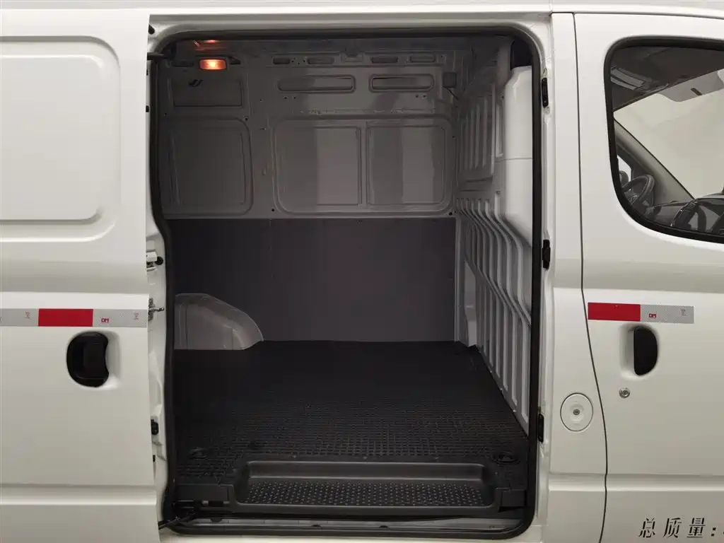 SAIC Maxus Xintu V80 2023 2.0T Manual Classic City Delivery King Short Wheelbase Medium Roof 3 Seats фото 15