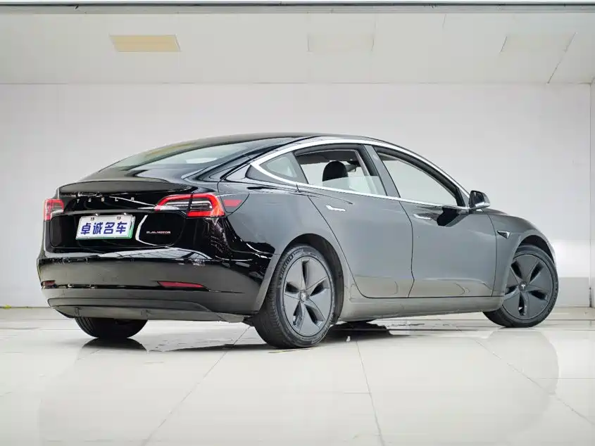 Фото 13 - Tesla Model 3