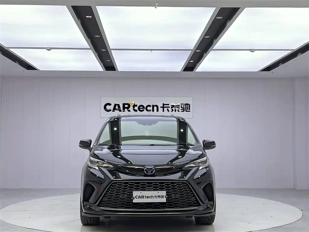 Toyota Granvia 2022 Model Year 2.5L Hybrid Flagship Edition фото 2