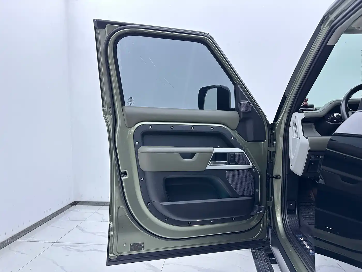 Land Rover Defender 2020 Model 110 P400 HSE фото 8
