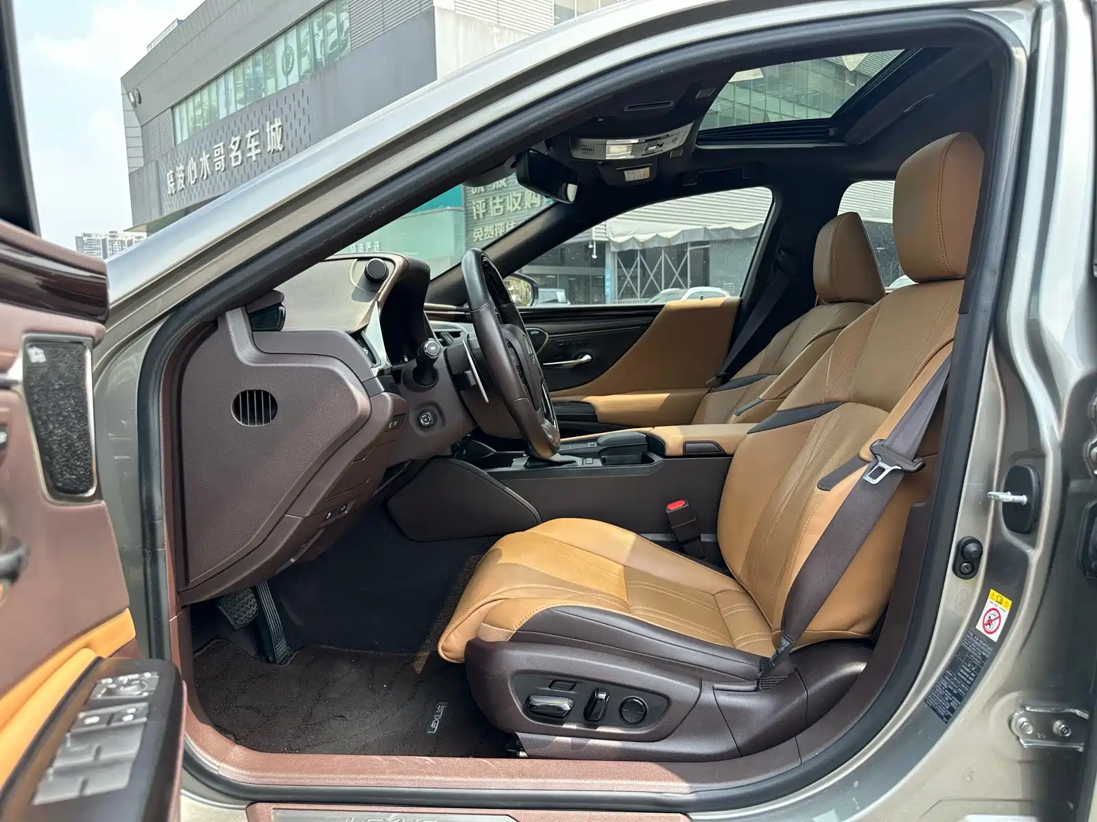 Фото 10 - Lexus ES