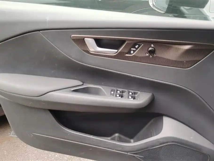 Hongqi E-QM5 2023 Facelift Basic Travel Edition фото 7
