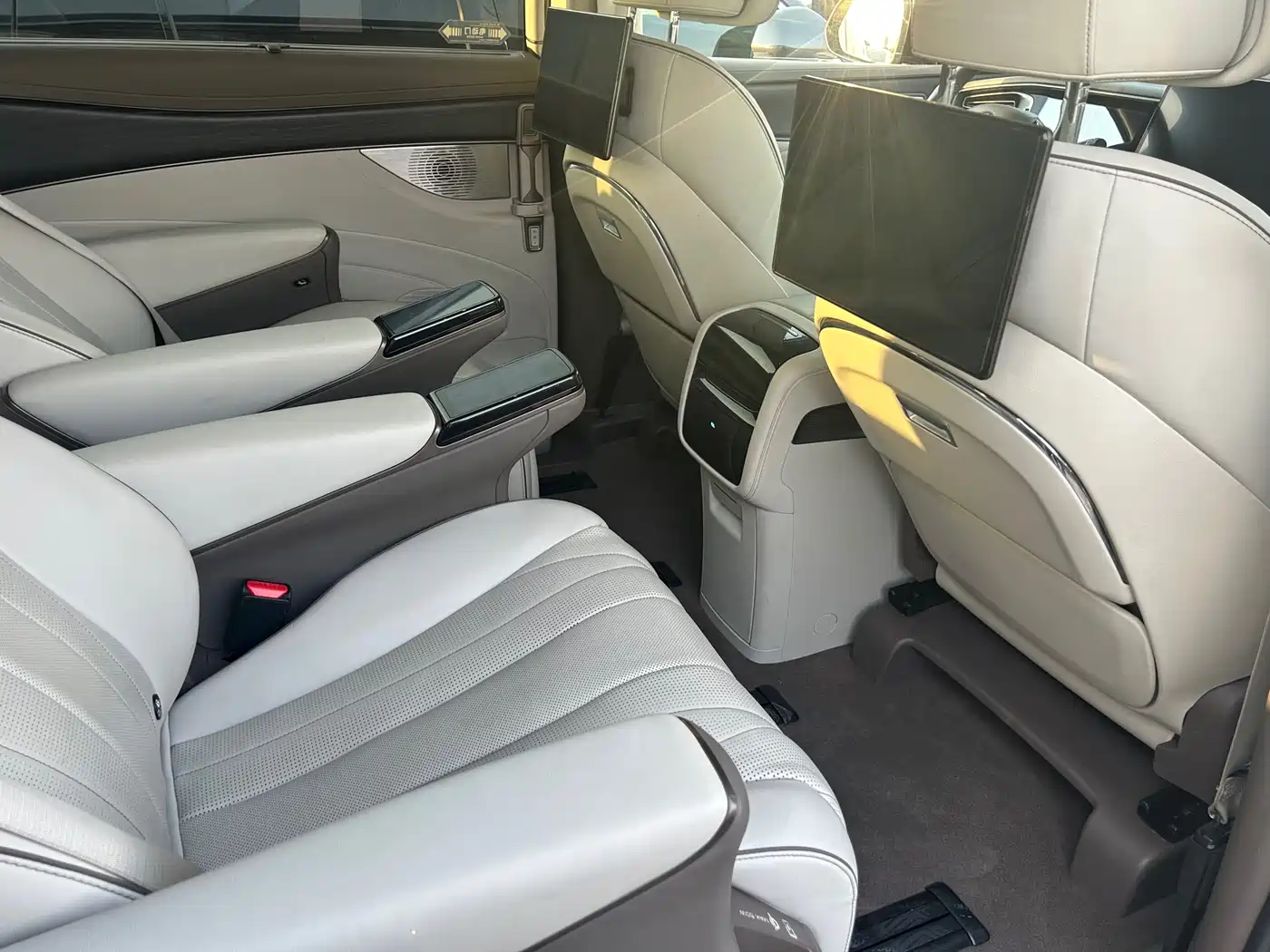 Denza D9 2022 DM-i 970 AWD Flagship фото 4