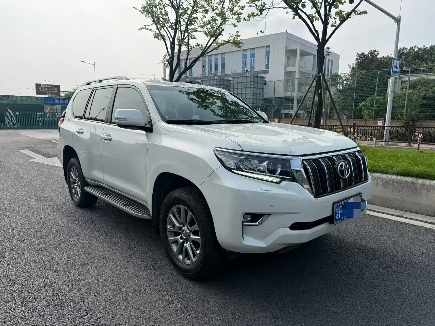 Photo 3 - Toyota Prado