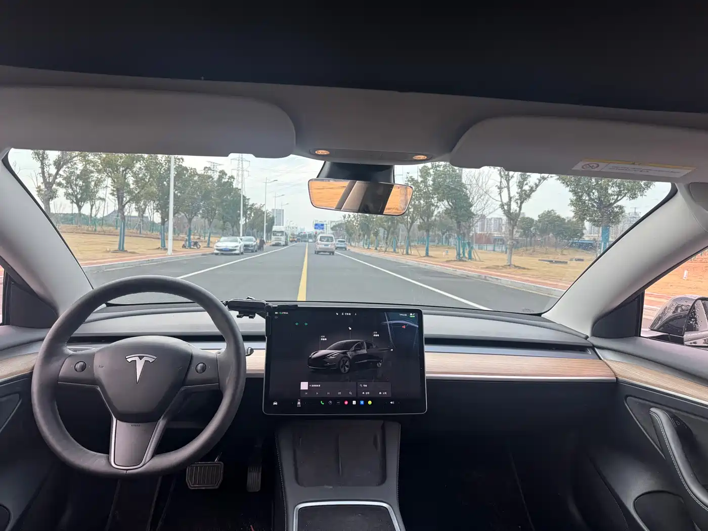 TESLA MODEL 3